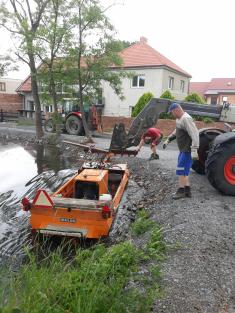 Odstraňování vodní vegetace na rybníku Valachovna - červen 2021