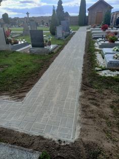 Nové chodníčky na hřbitově a opravená cesta do Kalousova